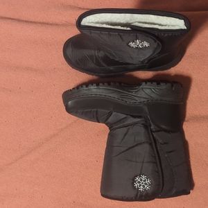 Snow boots, never worn